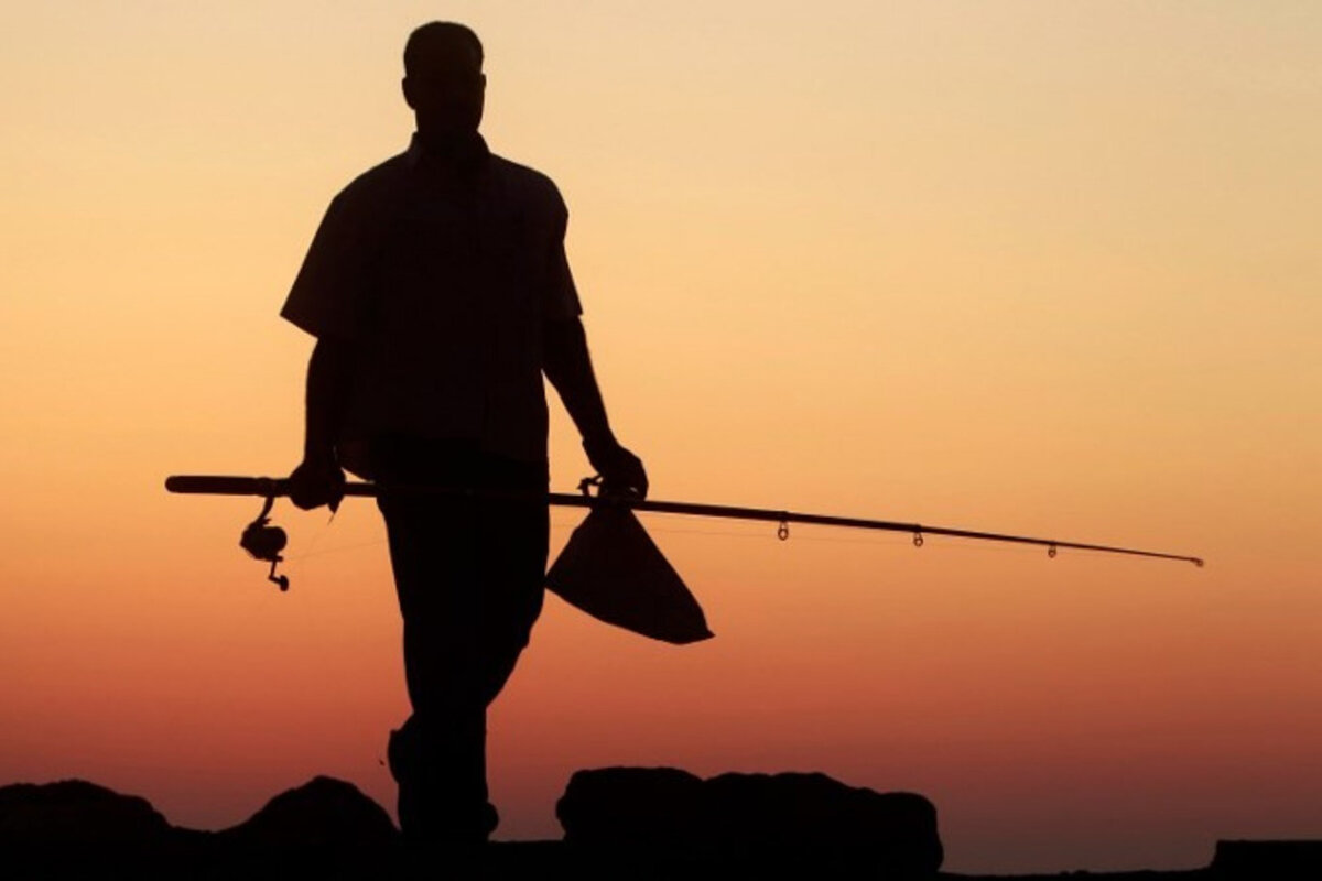 Природа рыбалка. На рыбалку стоит идти. Рыбалка картинки. Рыбаки летом. Мальчик с удочкой.