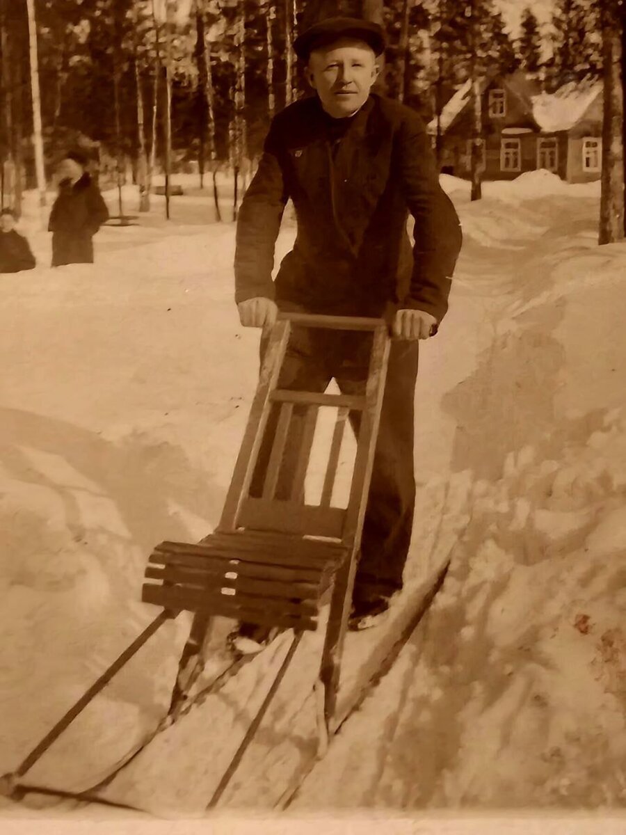 Егор Захаров с финскими санками, 1938 год
