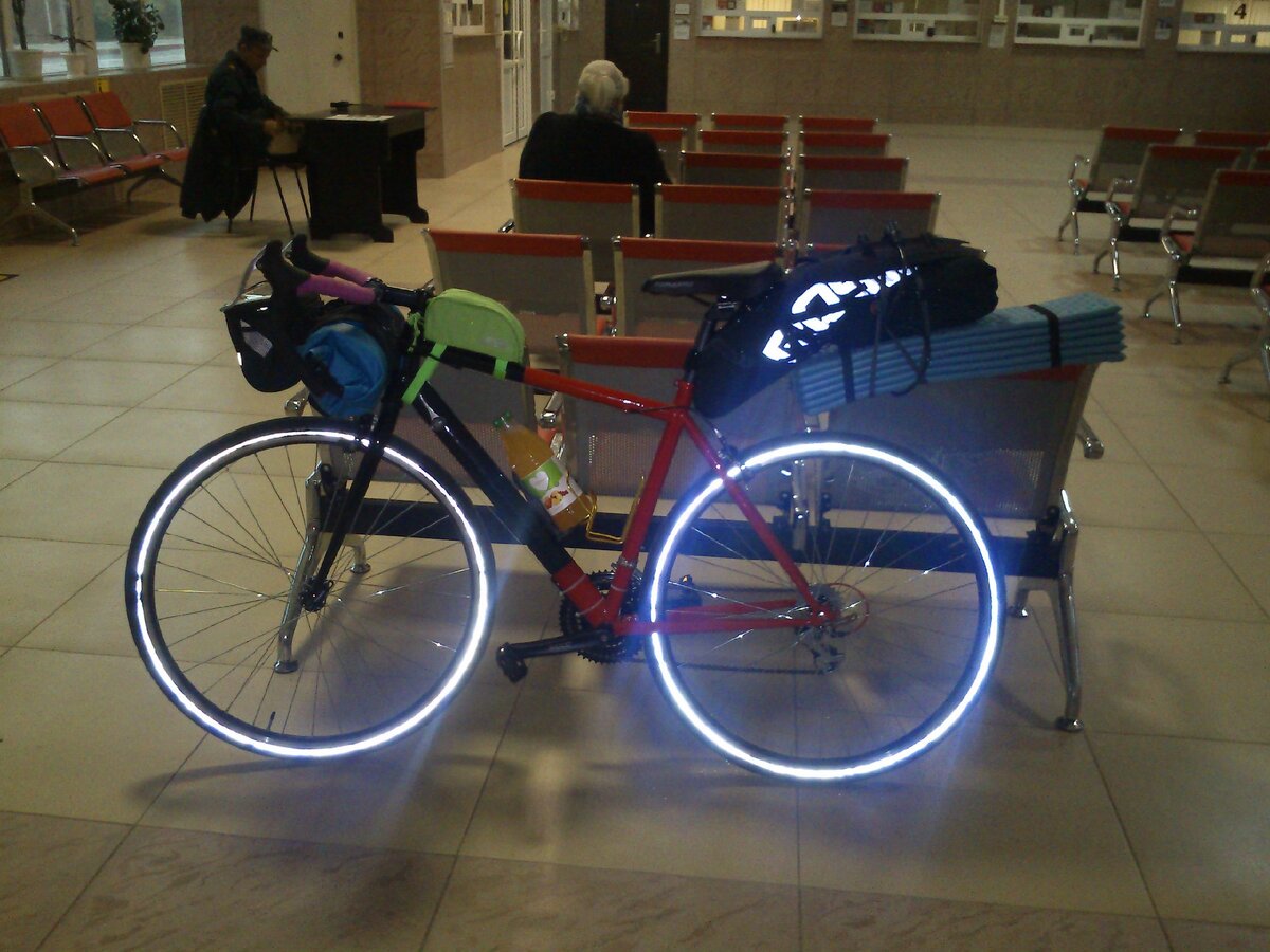 Мы не заметили, как время подошло к тому, что пора собираться и выходить из поезда. 

Остановка в Пятигорске, где нам надо было выходить, была всего лишь 5 минут, поэтому мы все вещи организовали в тамбуре, что позволило нам успешно и быстро выйти из вагона. 

Вышли из вагона, и увидили, что погода, скажем там, не очень - моросил дождик, пасмурно, противно....Стали перетаскивать велики на сторону ближе к самому вокзалу, чтобы собрать велики там. После затащили себя и своих двухколёсных друзей во внутрь вокзала. Ушло 2 часа на сборку велосипедов и прикрепление багажей.