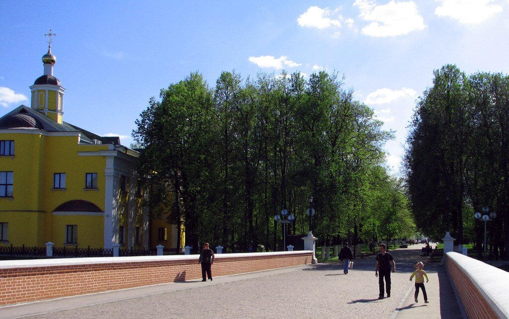 Глебовский мост — вход в кремль.