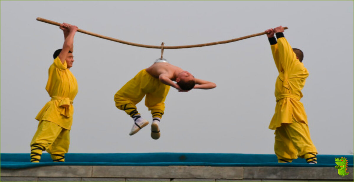 Тренировки монахов. Бусы монахов шаолинь. Тренировки шаолинь монахов упражнения. Монахи шаолинь тренировки. Монахи шаолинь тренировки монахов.