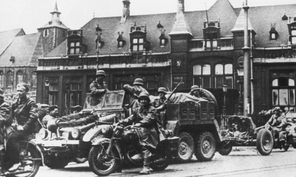 Немецкая противотанковая моторизованная колонна в Бельгии, 1940 год. Источник фотографии: http://waralbum.ru