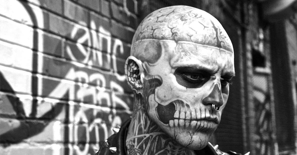 Рик Дженест (Zombie Boy) умер в 32 года, а ведь он был невероятно интересным человеком. Рик Дженест известный как Зомби Бой (Zombie Boy), чье полностью татуированное тело вдохновляло словно муза Леди Гагу, Марка Куинна и многих модельеров умер в возрасте 32-х лет. Dulcedo Management, талант Монреаля и модельное агентство, которое представляло Дженеста подтвердили его смерть на Фейсбуке «Вся семья Дуледо потрясена и опечалена этой трагедией», писали они, описывая Дженеста как человека, который «очаровал все их сердца» и его любили все, кто его когда-то встретил.