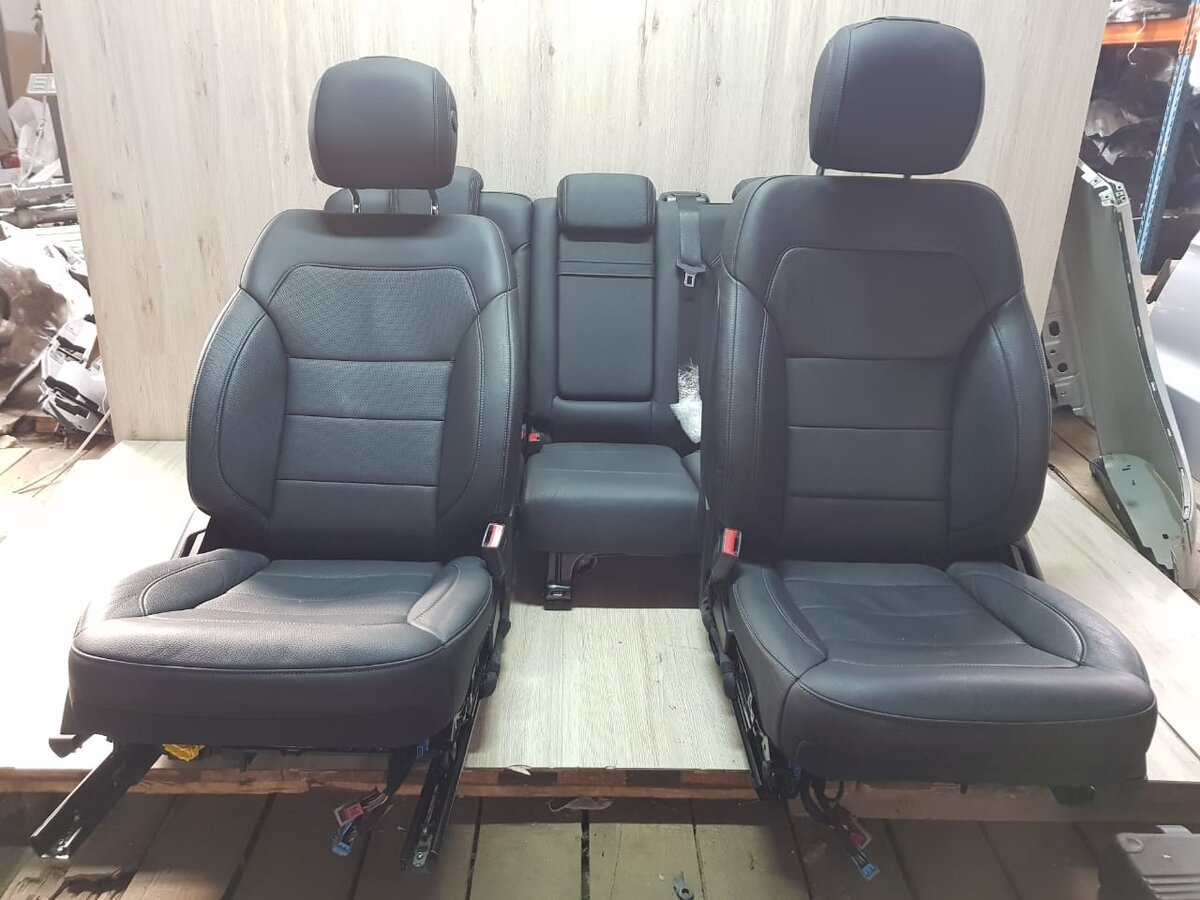 Приступим к удалению прежних сидений и установке новых.