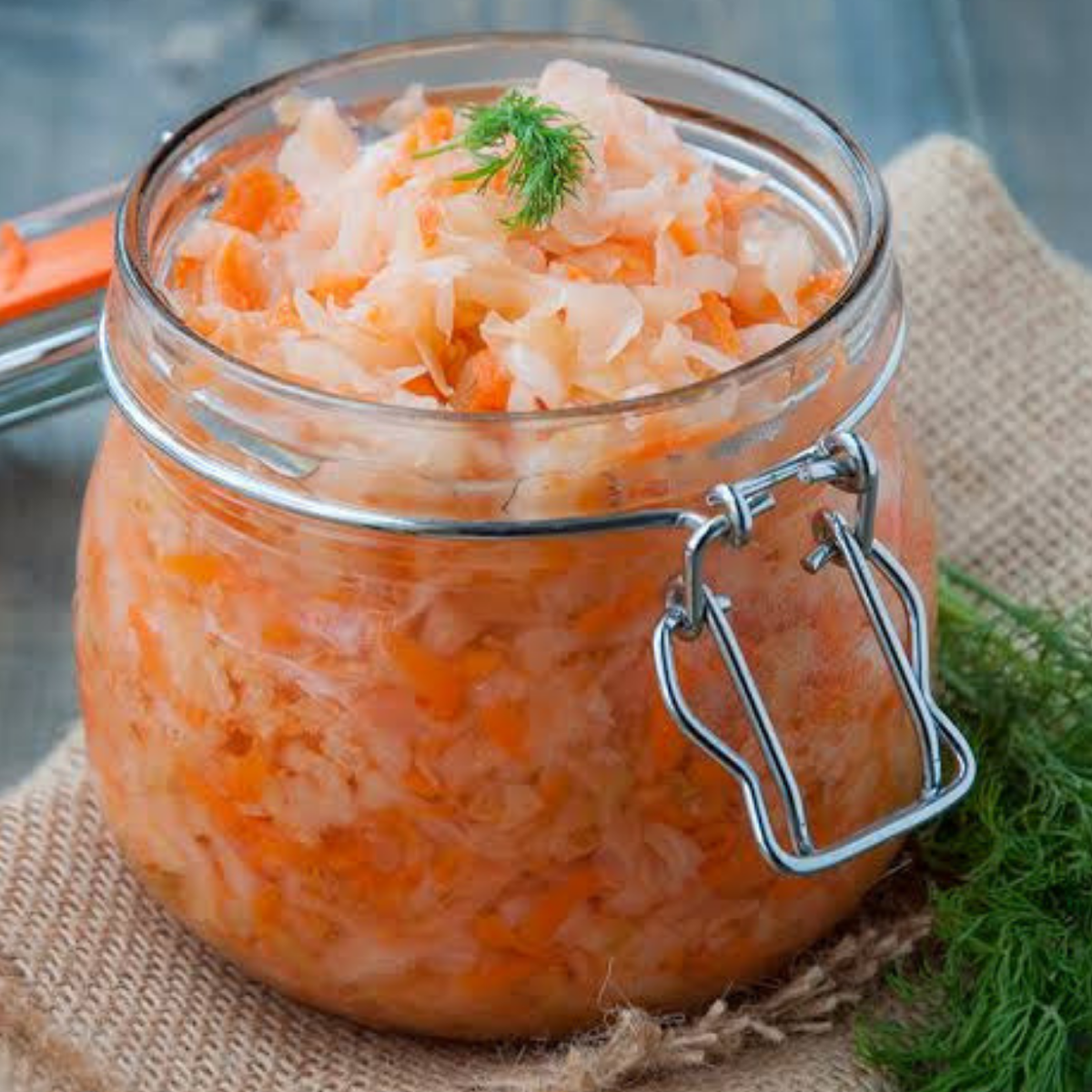 Солила капусту. Sauerkraut – квашеная капуста.. Капуста квашеная с морковью. Капуста квашеная шинкованная с морковью. Квашеная капуста с мор.