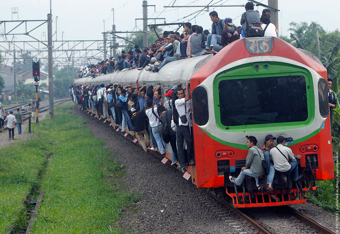 Train capacity. Поезд электричка. Смешные поезда. Локомотив поезд. Электричка едет.