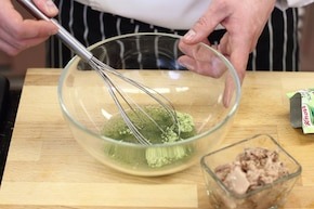 Шаг 1 Соус для салата соедините с 3 столовыми ложками воды и 3 ложками масла из консервы тунца.