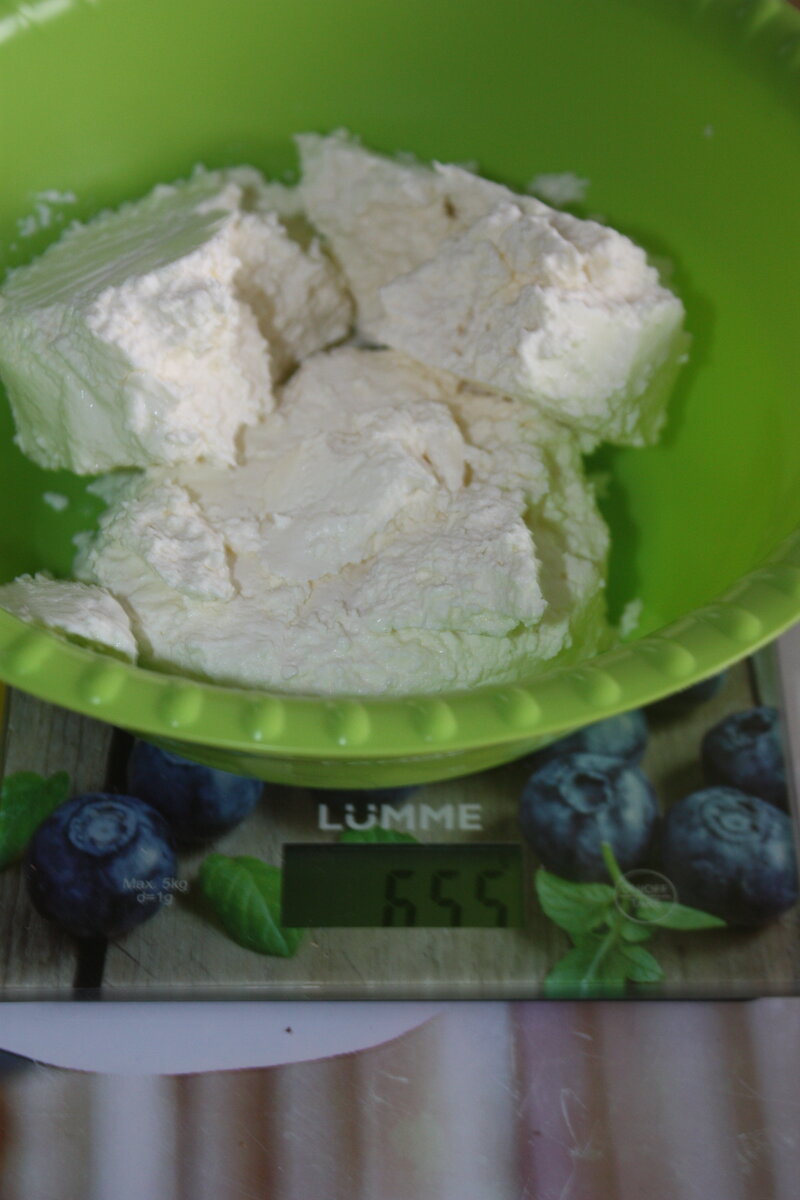 Творог + 1 яйцо. Потом я добавила ещё одно, сахар и манку