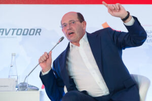 «Разрешили археологи [продолжать строительство] буквально третьего дня. Мы попали уже в зимний сезон. Поэтому весной мы не сдадим, прорабатываем сейчас подписание допсоглашения с вводом в эксплуатацию в сентябре 2019 года. На тариф это никак не повлияет, тарификация закреплена базовым соглашением. Мы позже начинаем взимать плату, позже, соответственно, и начнем выплачивать инвестплатеж. Сдвигаемся просто по срокам», — прокомментировал Кельбах.