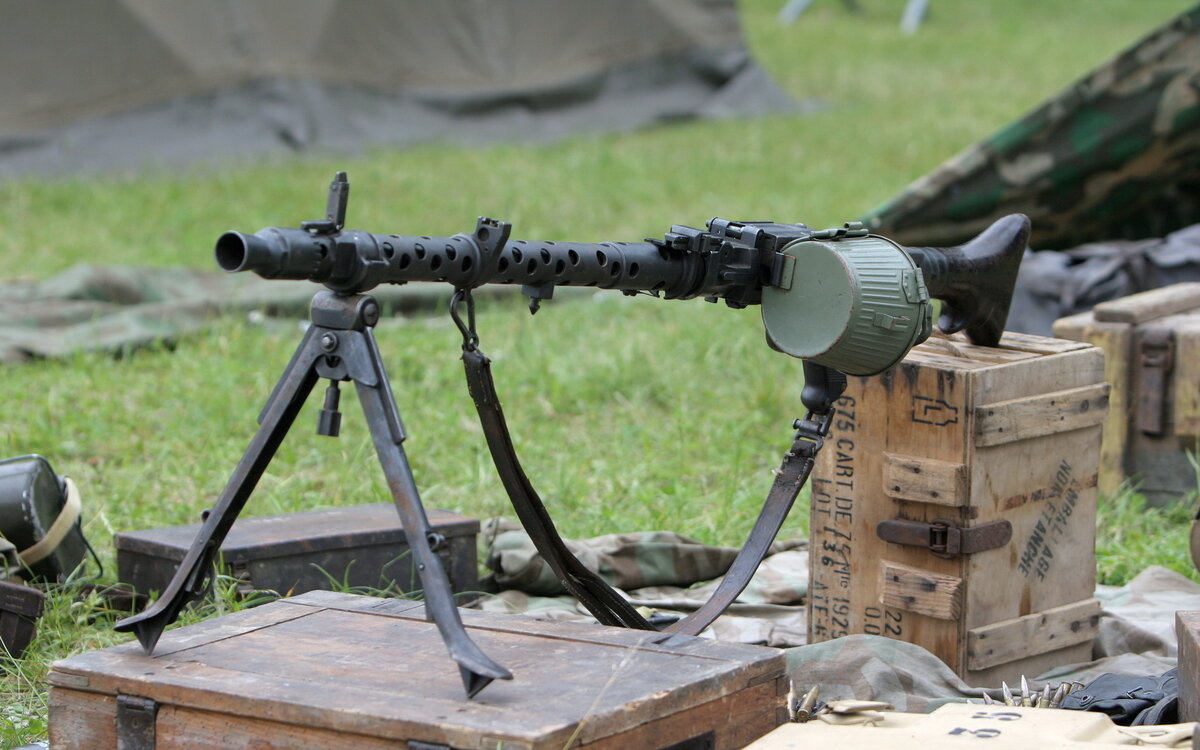Основным пулеметом Вермахта считается небезызвестный MG 42. Это оружие стало настолько удачным, что затмило все аналоги и признано лучшим пулеметом Второй Мировой войны.