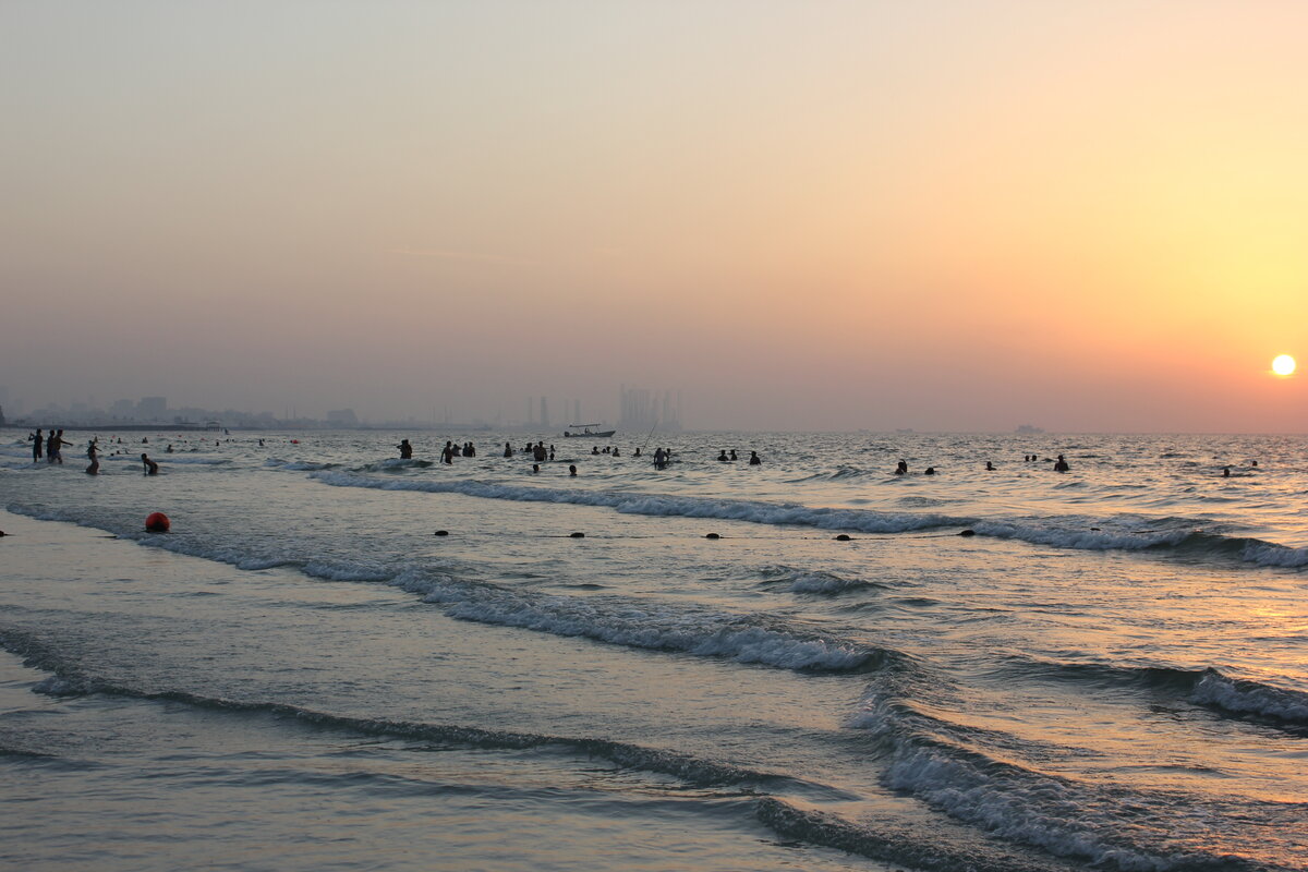 вид на городской пляж,почти все местные купаются в одежде