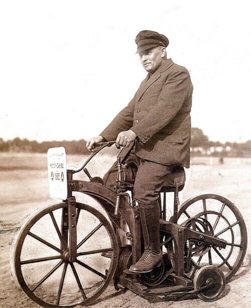 Эталон мотоциклиста тех лет