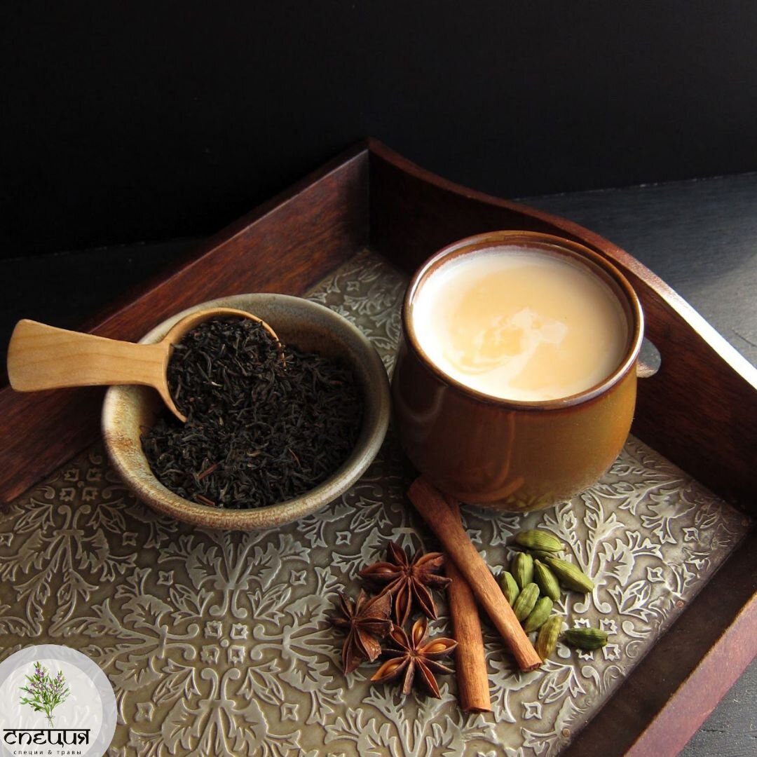  Ароматный индийский чай со специями и молоком для всех мёрзликов-зябликов этой зимы ❄️ Очищающий и тонизирующий аюрведический напиток, пришедший к нам из глубины веков, прямиком из жаркой Индии.