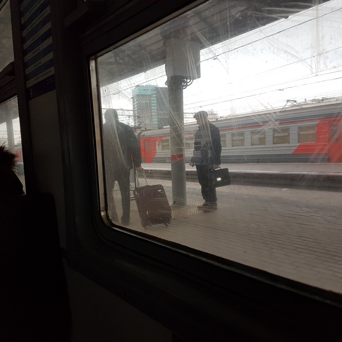 Электричка - это напоминание москвичу о жизни за МКАД.