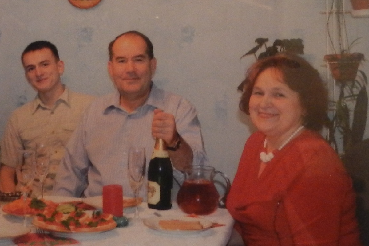 Из-за службы Федор был редким гостем на семейных торжествах. Людмила и Владимир Журавлевы благодарят всех жителей Пальцо за заботу и внимание.