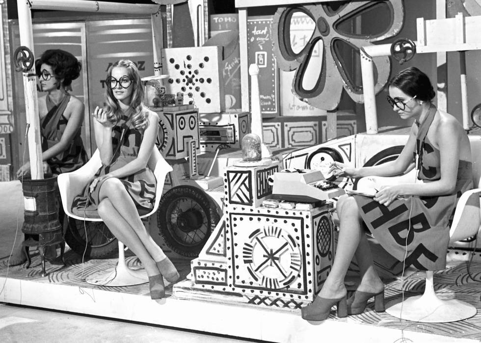   Entre  el 'avant garde' y el delirio ye-yé: una imagen de las azafatas del  'Un, dos, tres' en su espectacular decorado en el año 1973.   Getty Images 