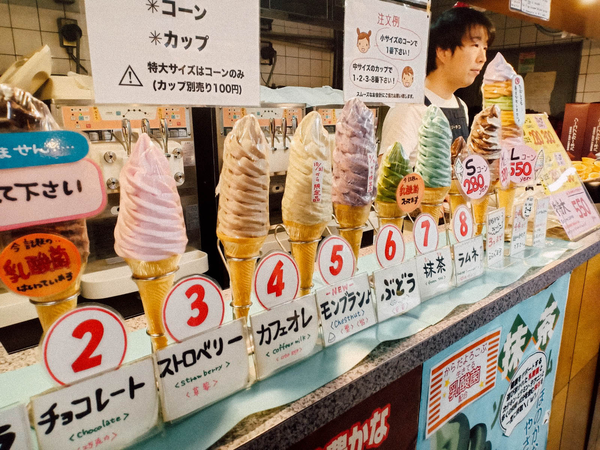 Различные варианты мороженого, наша цель возвышается в самом конце.