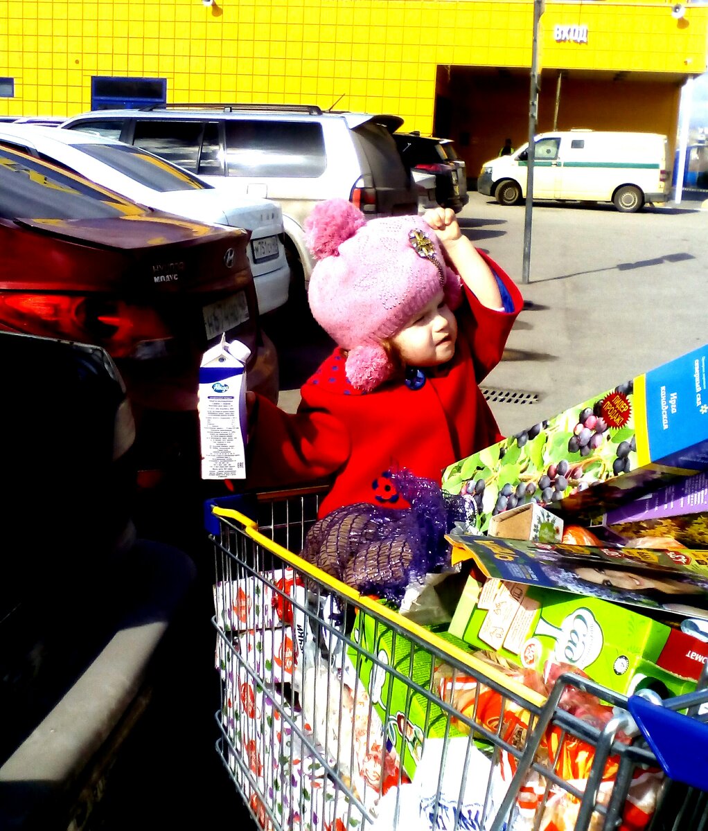 Детство, детство, где же ты. Куда ушло, в какие дали. А помнишь как с тобою мы. Играли, пели, танцевали. Старались мы по мере сил. Мечтать о взрослой жизни. Дарили мамам мы цветы. И верили отчизне.