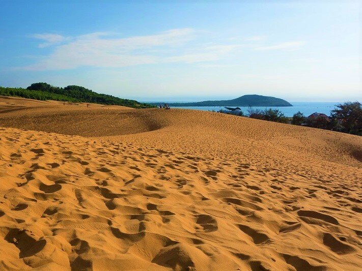 Красные дюны и вид на Южно-Китайское море