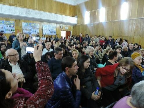 Собрание местных жителей. Фото Сида Янышева
