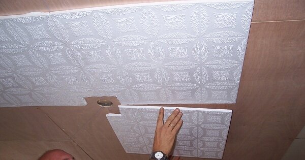Как правильно клеить потолочную плитку из пенопласта
