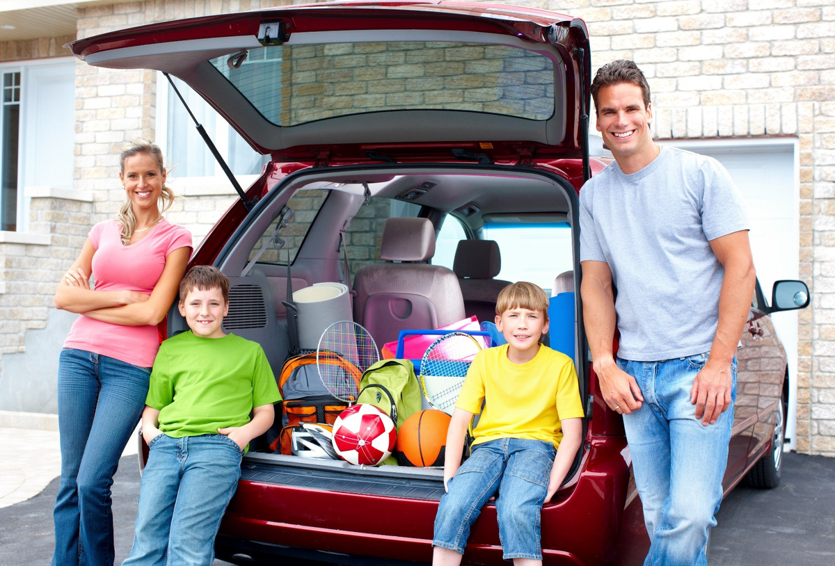 Семья отправились в путешествие на автомобиле. Семейный автомобиль. Семейная машина. Автомобиль для путешествий семьей. Семья в машине.