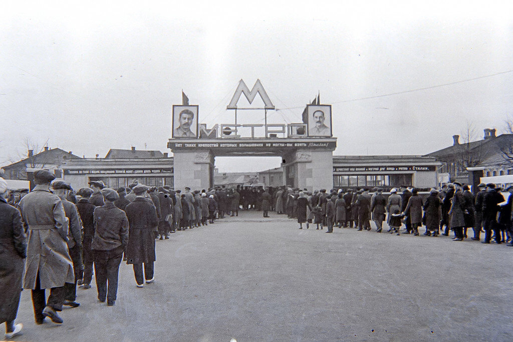 Очередь к открытию станций для показа 2.05.1935 г.