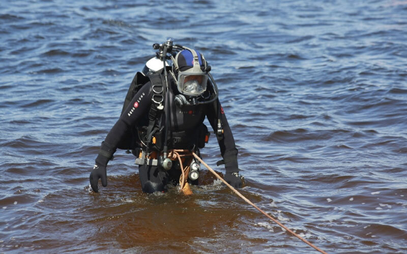 Четко виден сигнально-ходовой конец обвязанный вокруг водолаза. Источник: Яндекс.Картинки