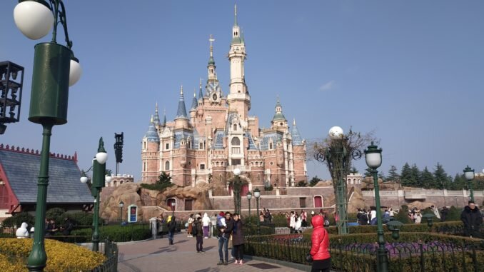 Шанхай Диснейленд – это парк, основанный известной компанией на территории самого большого города в Китае. Расположился Shanghai Disneyland в новом районе Пудун в 20 км от центра города.