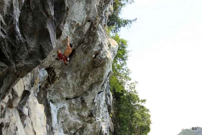 Уверены,  что «лучше гор могут быть только горы»? Тогда рекомендуем отправиться в  Далат, где без труда можно найти пешие экспедиции на ближайшие вершины,  а также инструкторов для занятий альпинизмом и каньонингом. Уникальной  возможностью для поклонников скалолазания и спелеологии станут экскурсии  в многочисленные вьетнамские пещеры, в том числе «судоходную» благодаря  подземной реке Фонгня и сравнительно недавно обнаруженную Хан Сон Дунг.  Последняя из-за своих размеров попала в Книгу рекордов Гиннеса, под ее  сводами растут не только сталактиты и сталагмиты, но и настоящие  тропические джунгли.