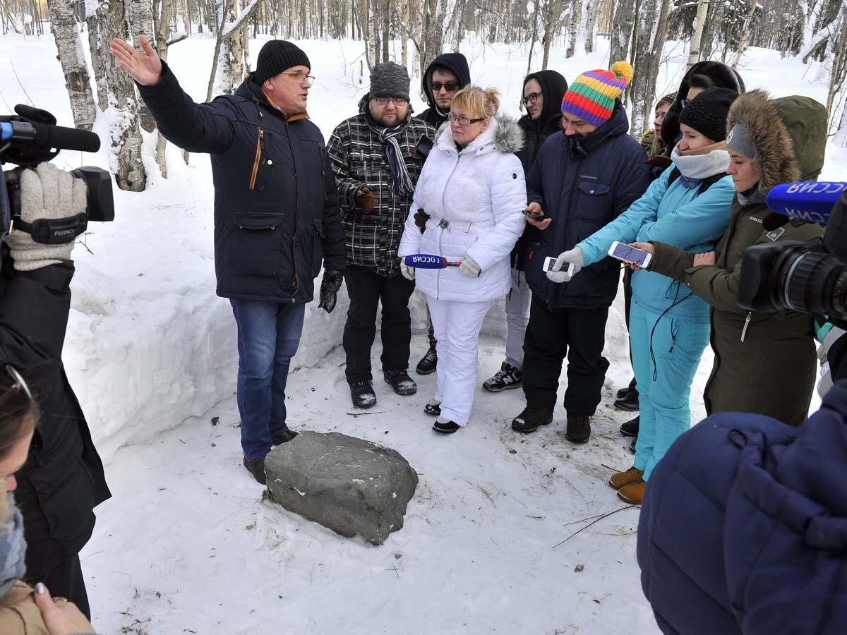 Сергей Попов рассказывает о камне, на котором изображена руна.