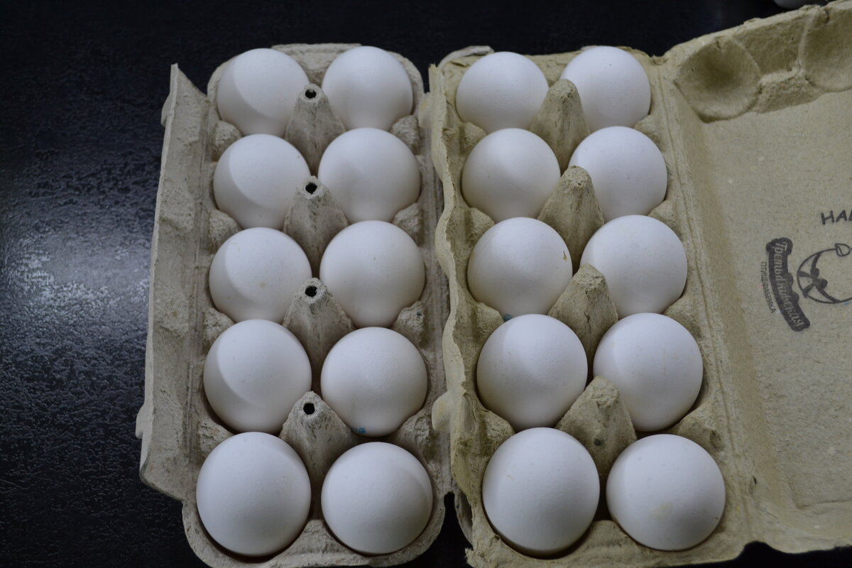Сколько стоят яйца 2024. Яйца 8 шт упаковка. Разновидности яиц белых. Яйца в КБ.