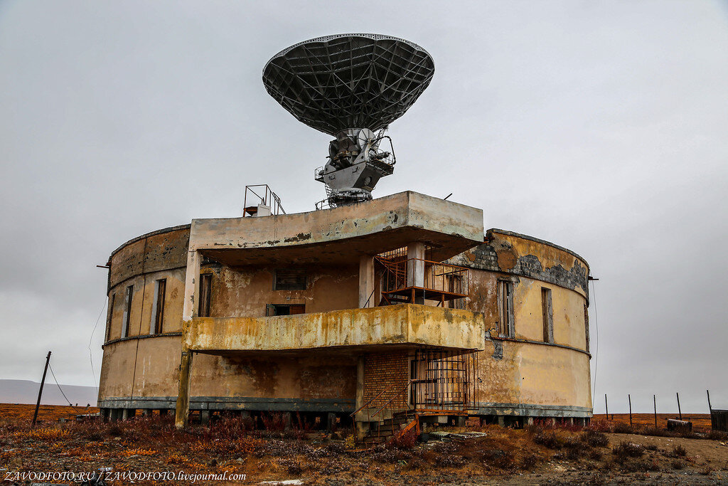 В нескольких километрах от Певека, что на Чукотке, находится уже заброшенная самая северная станция спутниковой связи «Орбита».