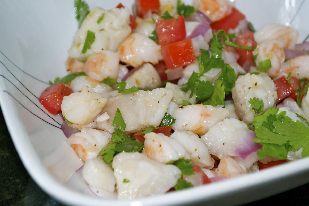 Севиче из рыбы - это по сути свежая рыба, которую замариновали в лимонном соке с добавлением специй и овощей. 