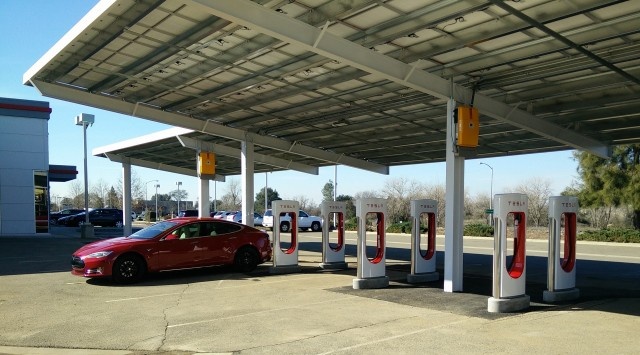  Такими зарядными устройствами скоро будет покрыта вся Европа. Фото: greencarreports.com.