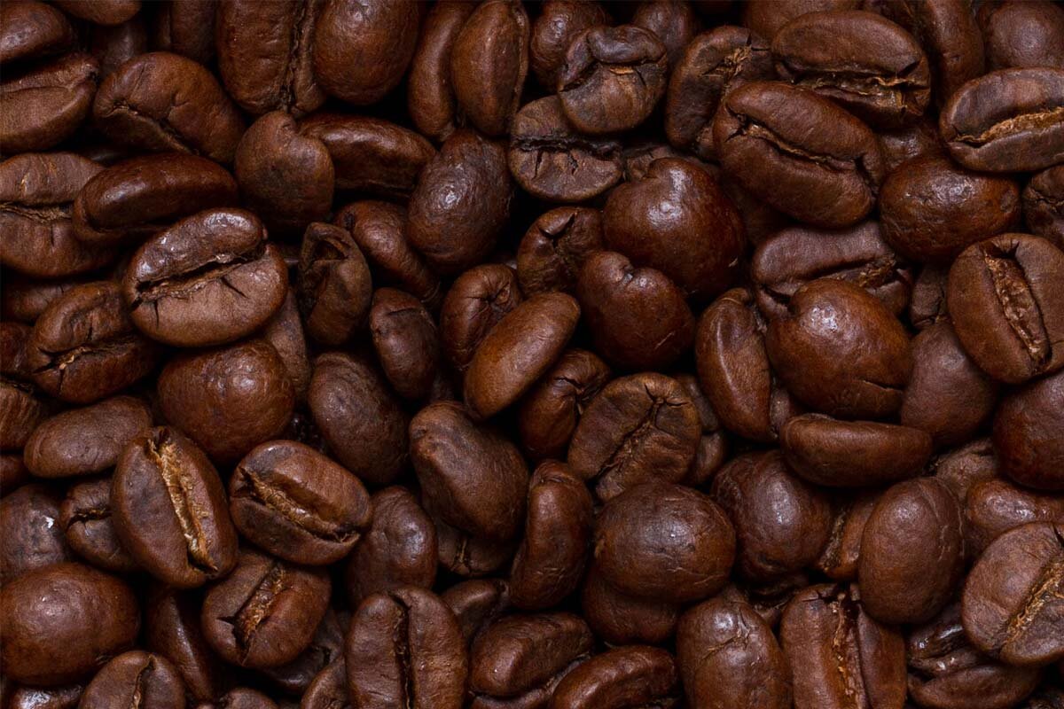 Пример декафинизированных зёрен. Они имеют более глянцевую оболочку.