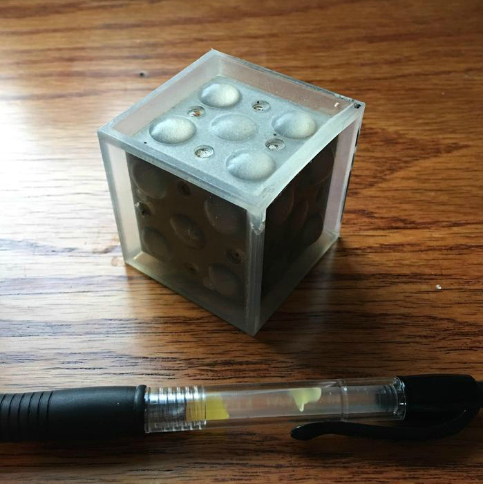 Демпфер клапана EGR для двигателя D12. EGR - система, позволяющая частично подавать отработанные газы в клапан, что снижает мощность двигателя, но при этом предотвращает образование вредных оксидов азота. Демпфер - гаситель колебаний. 