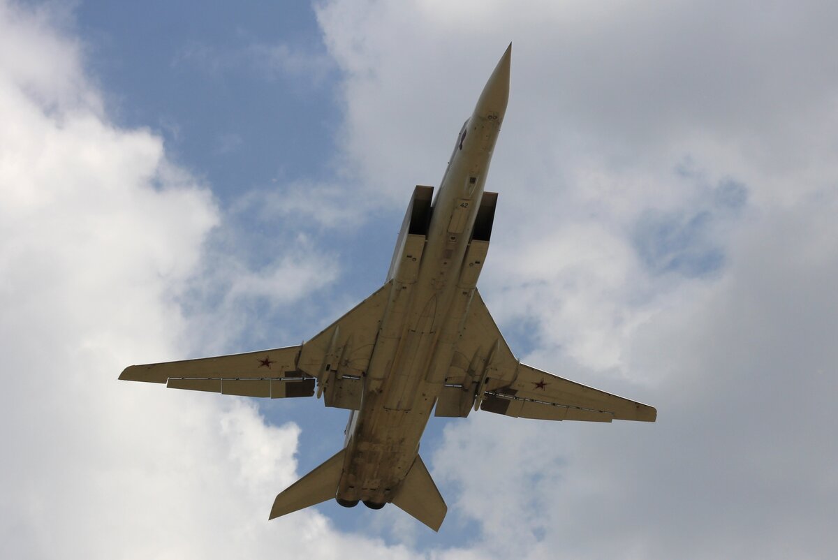 Реактивные бомбардировщики-ракетоносцы Ту-22М3 теперь будут базироваться на авиабазе в Гвардейском. Радиус действия ракетоносцев и крылатых ракет позволит контролировать любую точку Европы.-2
