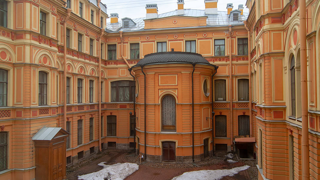 Особняк сказок санкт петербург. Дворец Румянцева в Санкт-Петербурге. Особняк Румянцева внутренний двор. Особняк Румянцева фронтон. Дворец Петра Румянцева.