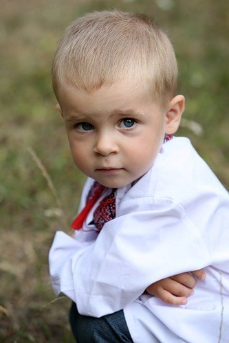 Оказывается, все старославянские “игры для самых маленьких” (типа “сороки-вороны”, “трех колодцев”, “ладушек”) — и не игры вовсе, а лечебные процедуры на базе акупунктуры. Три колодца
Это, пожалуй, самая забытая из “лечебных игр”. Тем не менее она — самая важная (если, конечно, вы не намерены с детства начать пичкать своего потомка антибиотиками).
Игра строится на “легочном меридиане” — от большого пальца до подмышки. Начинается с поглаживания большого пальца:
– Пошел Ивашка за водою и встретил деда с бородою. Тот показал ему колодцы…
Дальше следует слегка надавить на запястье, прямо на точку пульса:
– Здесь вода холодная, — нажав на эту точку, мы активизируем иммунную систему. Профилактика простуды.
Теперь проведите пальцем по внутренней поверхности руки до локтевого сгиба, надавите на сгиб:
– Здесь вода теплая, — мы регулируем работу легких.
Пошли дальше, вверх по руке до плечевого сустава. Чуть-чуть нажмите на него (мы почти закончили “массаж легких”):
– Здесь вода горячая…
– А тут кипяток! — Пощекочите карапуза под мышкой. Он засмеется — а это само по себе хорошее дыхательное упражнение.
Сорока-ворона
На ладошках и на стопах есть проекции всех внутренних органов. И все эти “бабушкины сказки” — не что иное, как массаж в игре.
Круговые движения взрослым пальцем по детской ладони в игре “Сорока-ворона кашу варила, деток кормила” стимулируют работу желудочно-кишечного тракта у малыша.
На центре ладони — проекция тонкого кишечника; отсюда и надо начинать массажик. Затем увеличивайте круги — по спирали к внешним контурам ладони: так вы “подгоняете” толстый кишечник (текст надо произносить не торопясь, разделяя слоги). Закончить “варить кашу” надо на слове “кормила”, проведя линию от развернувшейся спирали между средним и безымянным пальцами: здесь проходит линия прямой кишки (кстати, регулярный массаж между подушечками среднего и безымянного пальцев на собственной ладони избавит вас от запоров).
Дальше — внимание! Все не так просто. Описывая работу “сороки-вороны” на раздаче этой самой каши деткам, не стоит халтурить, указывая легким касанием “этому дала, этому дала…” Каждого “детку”, то есть каждый пальчик вашего младенца надо взять за кончик и слегка сжать. Сначала мизинчик: он отвечает за работу сердца. Потом безымянный — для хорошей работы нервной системы и половой сферы. Массаж подушечки среднего пальца стимулирует работу печени; указательного — желудка. Большой палец (которому “не дала, потому что кашу не варил, дрова не рубил — вот тебе!”) не случайно оставляют напоследок: он ответственен за голову, сюда же выходит и так называемый “легочный меридиан”. Поэтому большой пальчик недостаточно просто слегка сжать, а надо как следует “побить”, чтобы активизировать деятельность мозга и провести профилактику респираторных заболеваний.
Кстати, эта игра совершенно не противопоказана и взрослым. Только вы уж сами решайте, какой пальчик нуждается в максимально эффективном массаже.
Ладушки
Психологи, и неврологи утверждают , что мозговая деятельность соотносится с мелкой моторикой (мелкими движениями пальцев). Так что вполне вероятно, что, если ладошка научится раскрываться, то и головка активнее начнет работать.
А когда чадо подрастёт, возможно его заинтересует такая вещь как аренда бульдозера
для своих созидающих дел на земельном участке.
Тонус мышц и быстрое раскрытие ладошки легче всего нарабатываются при прикосновении к круглой поверхности… К собственной ладошке, к голове или к маминой руке. Для того, должно быть, славянские волхвы и придумали игру в “ладушки”.
– Ладушки, — говорите вы, — ладушки. — И выпрямляете пальчики малыша на своей ладони.
– Где были? У бабушки!- соедините его ручки ладошка к ладошке.
– Что ели? Кашку! — хлопнули в ладоши.
– Пили простоквашку! — еще раз.
– Кыш, полетели, на головку сели! — это самый важный момент: малыш прикасается к своей голове, раскрывая ладонь на круглой поверхности.
Понятно вам теперь, почему игра называется “ладушки”? Да потому что она налаживает работу детского организма. И, спорим, вы никогда не задумывались о происхождении слова “ладонь”? Центр наладки!
Начинайте прямо сейчас. Такие игры весьма кстати: и развлечение, и профилактика от гриппа.