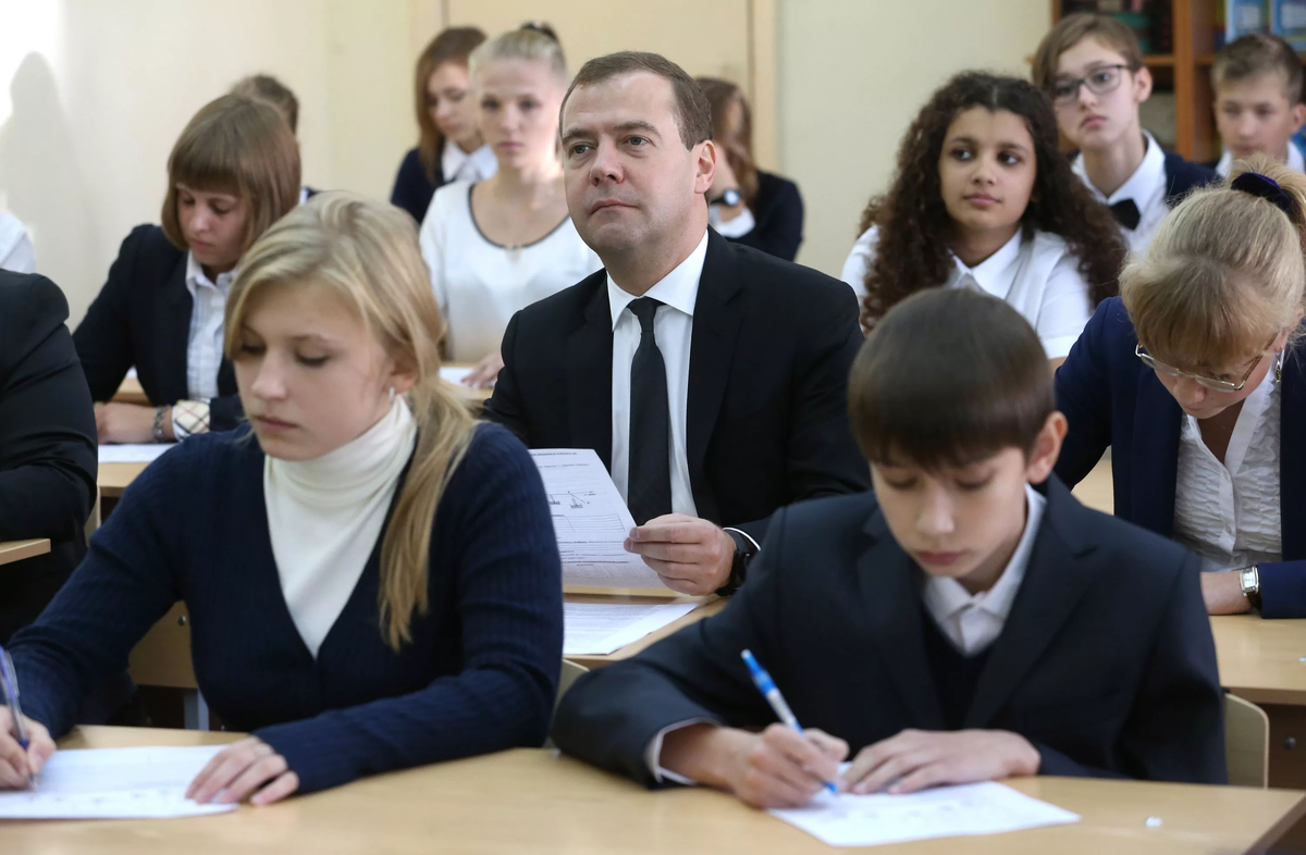 Русские школьники. Школьники политики. Медведев за партой. Школа в России реальность.