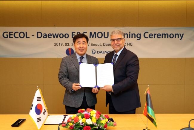 Генеральный директор Daewoo E & C Ким  Хён (слева) и председатель GECL Абдельмаджед М. С Хамза позируют на  церемонии подписания меморандума о реконструировании Western Mountain  Power Plant. (Daewoo E & C)
