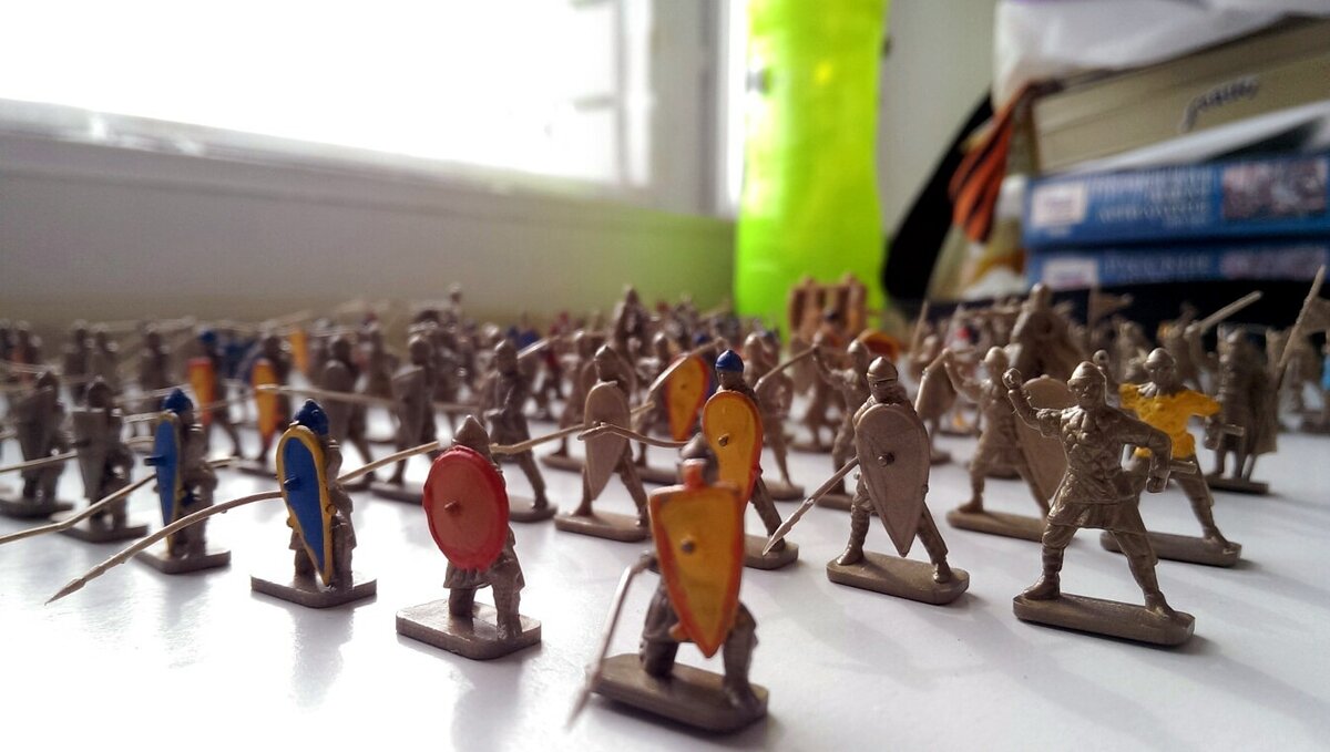 Я уже говорил, что сборные элементы лишь вредят масштабу 1:72. Копья и щиты к каждому солдатику крепились отдельно. Результат вы видите. 