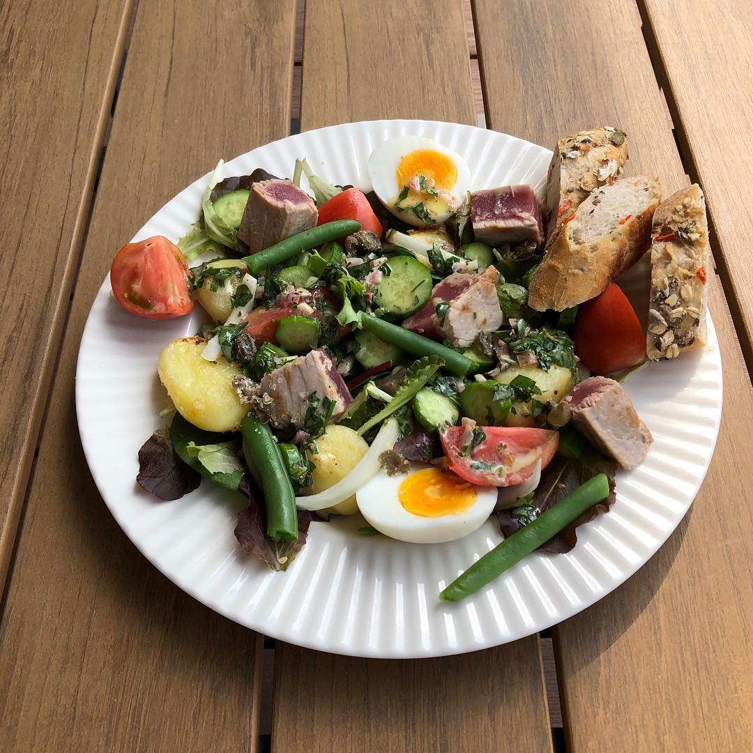 Нисуаз с тунцом. Нисуаз классический. Нисуаз с тунцом классический. Несуаз. Несуаз.