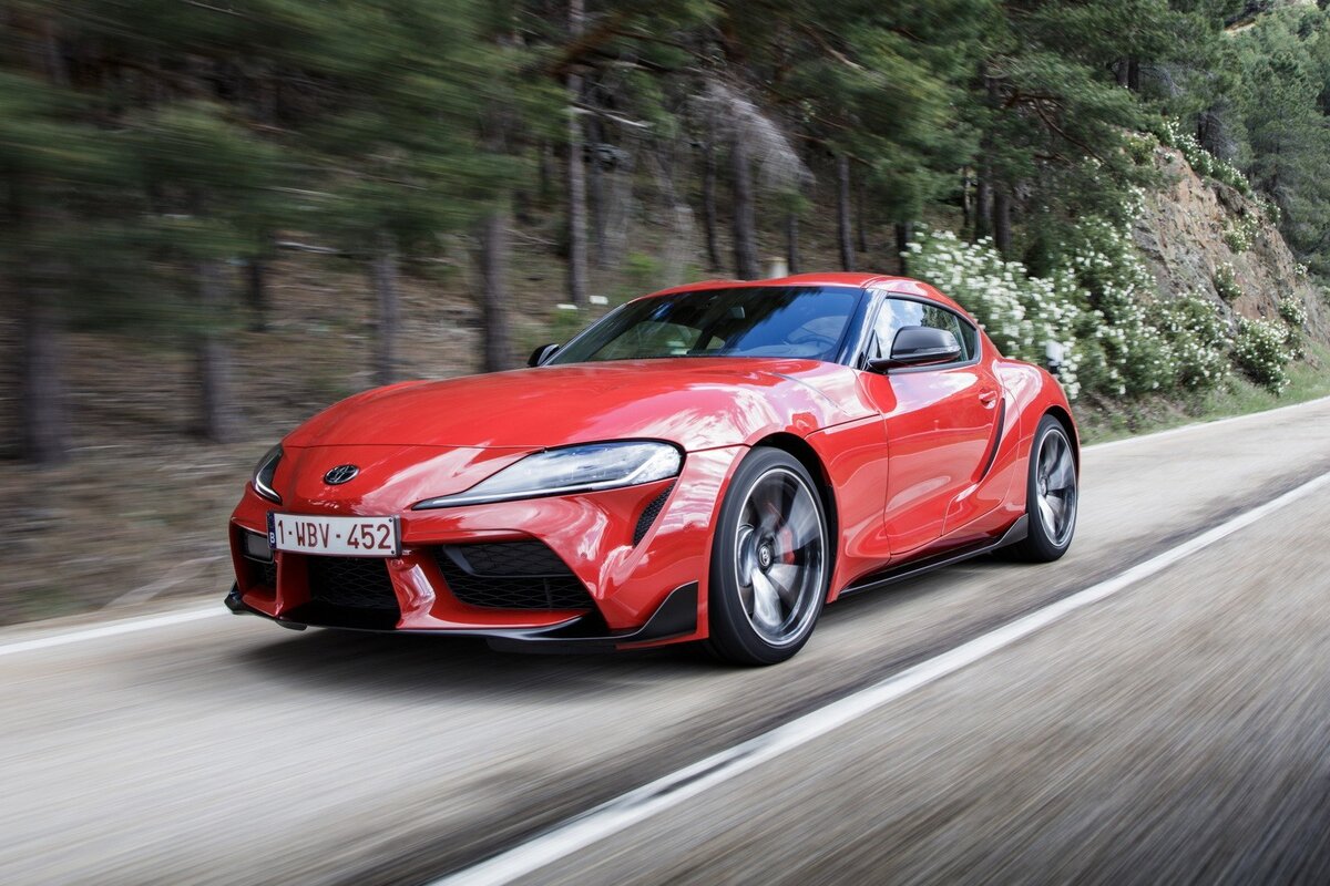 В этом году выпустят лишь 900 спорткаров, и все они уже распределены по рынкам. К примеру, нам достанется всего 22 машины. Так что у нас на тесте настоящий эксклюзив.