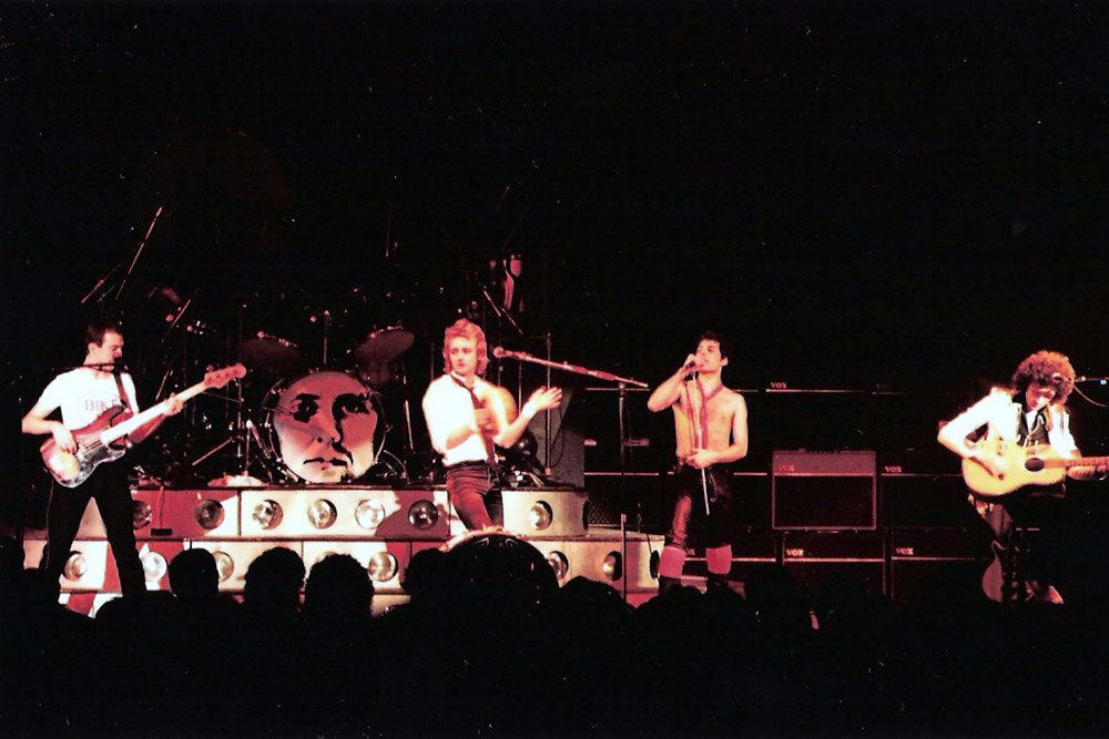 Queen исполняют песню '39 во время Crazy Tour (1979 год). Источник: https://queenvinyls.com/articles/from-harspichord-to-synthesizer-and-beyond-an-introduction-to-queen-organology/