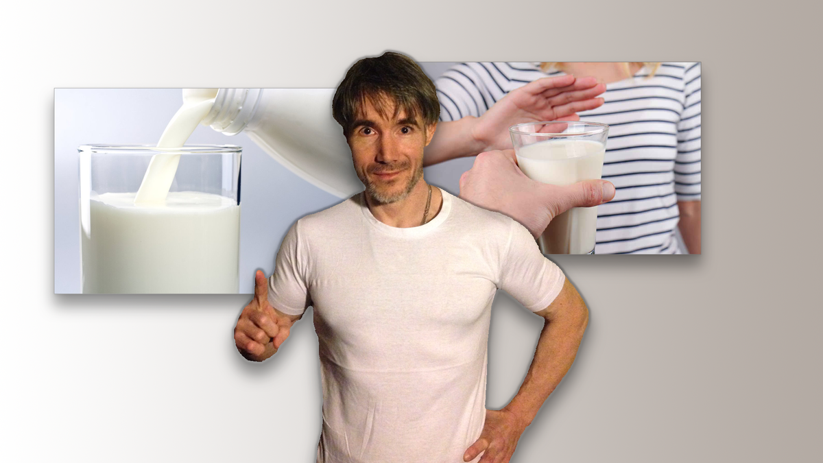 молоко мужчинам после 50 лет. человек пьет молоко. мужчина пьет кефир. счастливые пенсионеры. человек пьет молоко.