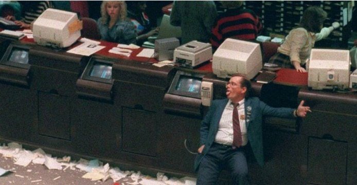 Фондовый рынок США рос с 1982 года. В 1986 году быстрый восстановительный рост экономики США стал сменяться более медленной экспансией, приведшей к «мягкой посадке» экономики и снижению инфляции. К началу 1987 года участникам рынка казалось, что экономической рецессии удалось избежать, и экономика США стоит на пороге бума. Фондовые рынки начали расти быстрыми темпами, достигнув пика в августе. За период с 1985 по 1987 индекс Доу-Джонса вырос вдвое.

Потенциальными причинами краха принято считать программный трейдинг, неликвидность, переоценённость рынка и рыночную психологию. Эти причины используются при попытках объяснить, почему обвал произошёл 19 октября, почему рынок упал так быстро и так глубоко, и почему кризис затронул не только США.

Наиболее популярным объяснением является использование программного трейдинга. В программном трейдинге компьютеры используются для автоматического совершения арбитражных и хеджевых сделок. После краха многие участники рынка проклинали торговые стратегии, основанные на слепом следовании рынку, и «короткие сделки» (продажа ценных бумаг, взятых в долг, с покупкой аналогичного количества после падения цены) во время падающего рынка.

По мнению экономиста Ричарда Ролла, международная природа кризиса противоречит попыткам обосновать причины этой катастрофы программным трейдингом. На тот момент программный трейдинг был распространён главным образом в США, а кризис начался в Гонконге, распространился по Европе и лишь затем ударил по США.

Согласно ещё одной популярной теории, причиной катастрофы была несогласованность монетарной политики стран Большой семёрки (G-7). США, желавшие поддержать доллар и ограничить инфляцию, провели слишком быстрые изменения в монетарной политике, не согласовав их с европейскими странами.