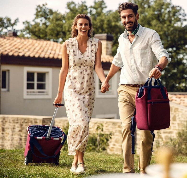 Продукция бренда Reisenthel включает широкий ассортимент сумок и рюкзаков для тех, кто ценит мобильность, надежность и комфорт.