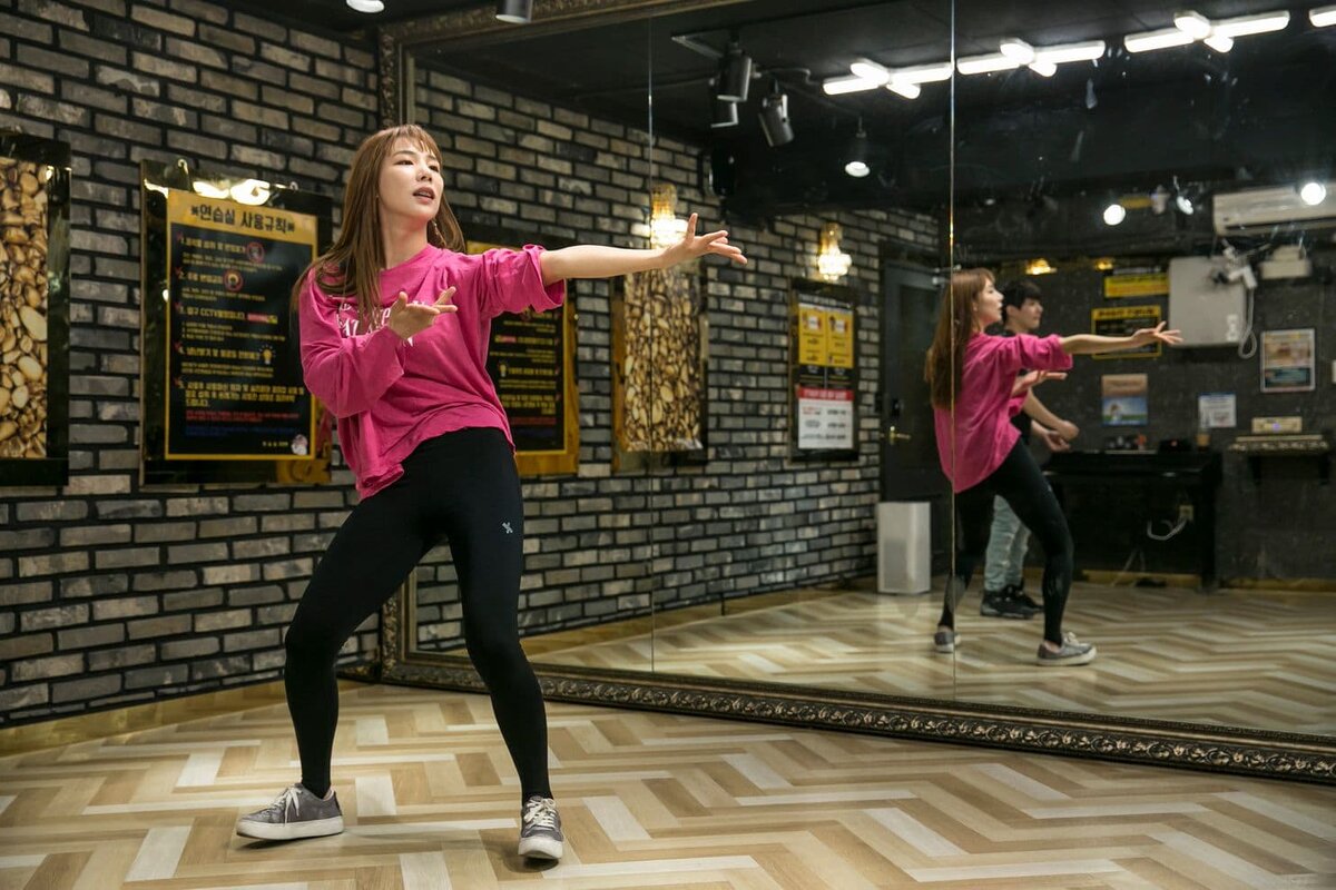 Рю Хи-Джин, северокорейский перебежчик. Девушка практикует танцевальные движения в студии в Сеуле (июнь, 2019). Washington Post